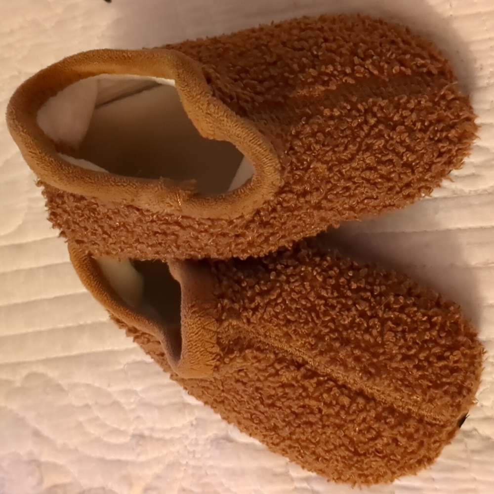 🤎 Brown Fuzzy Kids Slippers - Picture 3 of 6